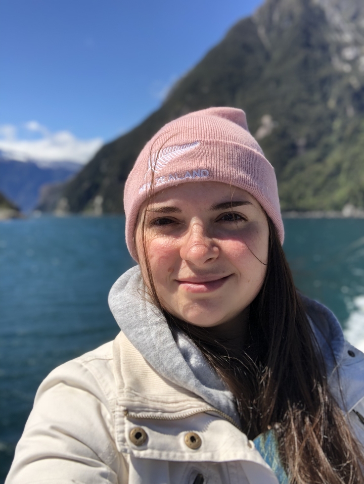 Femme portant un chapeau de Nouvelle-Zélande sur un bateau.