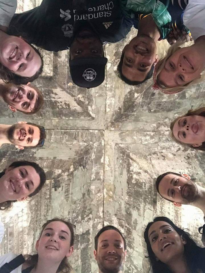 Un groupe de personnes regardant d'en haut.