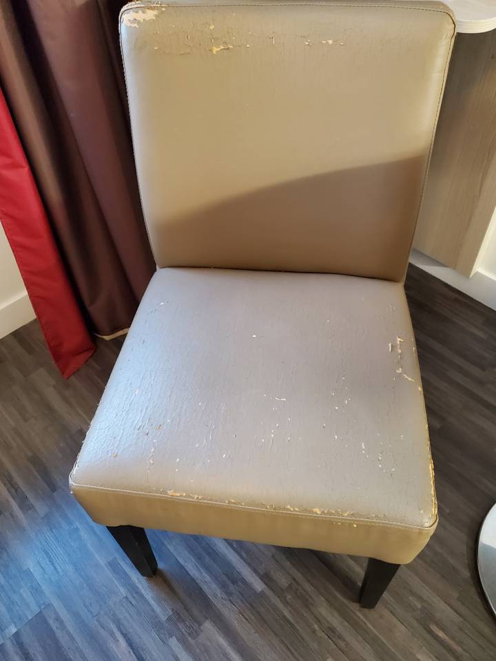 Siège qui se décolle d'une chaise abîmée.