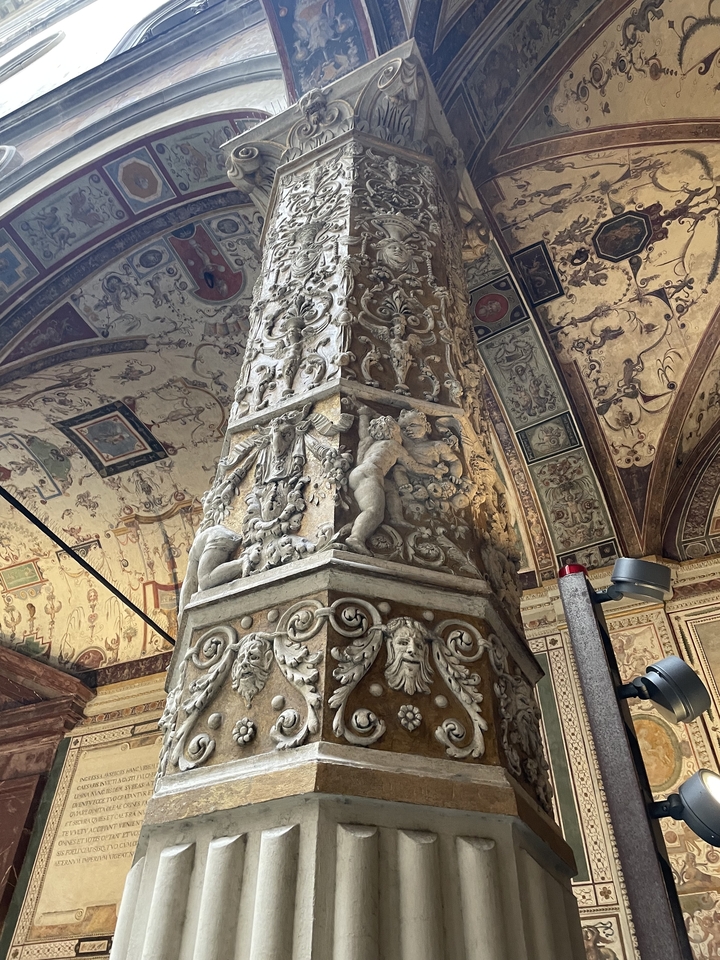 Colonne finement sculptée avec des sculptures dans un bâtiment historique.