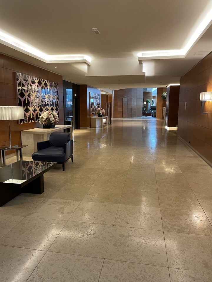 Lobby d'hôtel luxueux avec une décoration élégante et des fleurs.