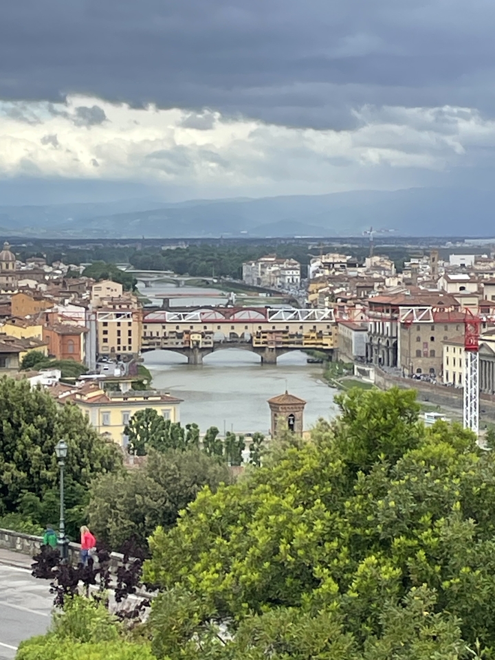 Paysage urbain avec un pont sur une rivière à Florence.