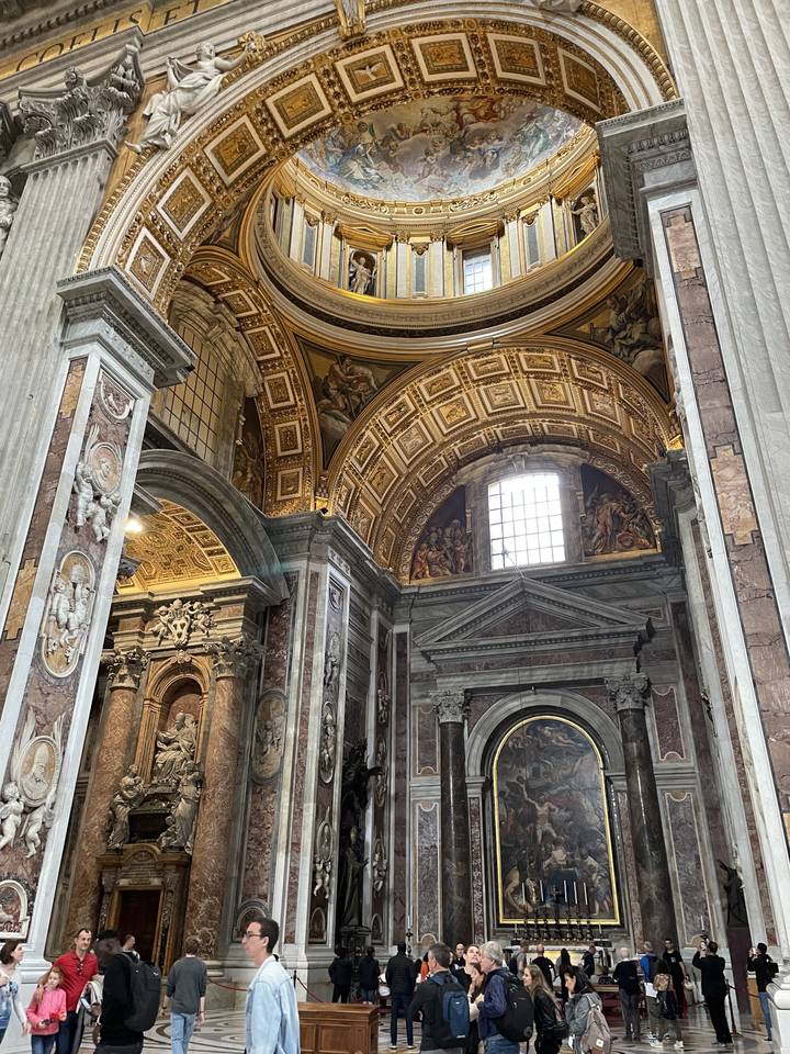 Vue intérieure d'une grande cathédrale avec des décorations ornementées.