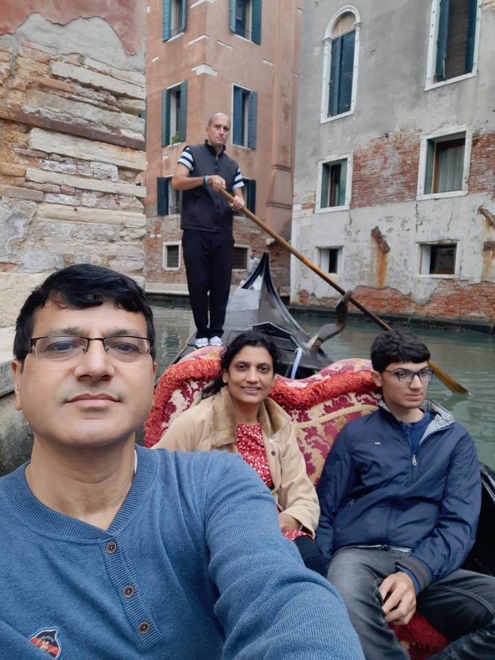 Groupe de personnes dans une gondole avec le gondolier.