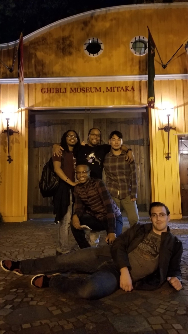 Groupe de personnes posant ensemble devant un bâtiment.