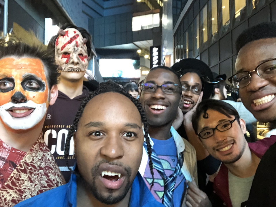 Groupe de personnes en costume lors d'un événement bondé.