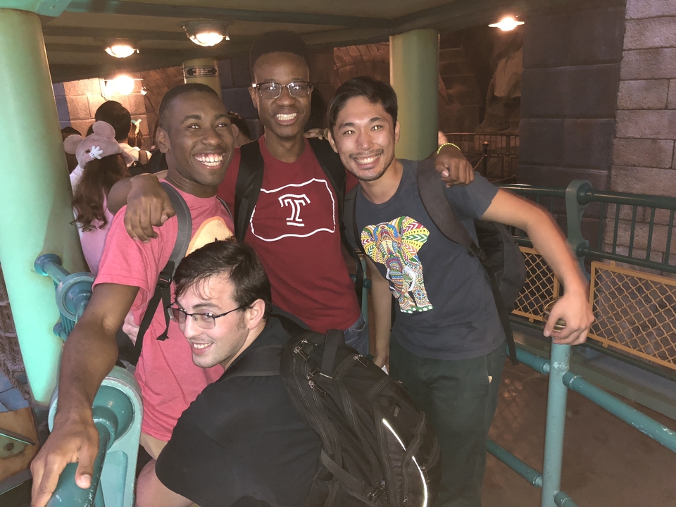 Groupe d'amis posant ensemble à l'intérieur.