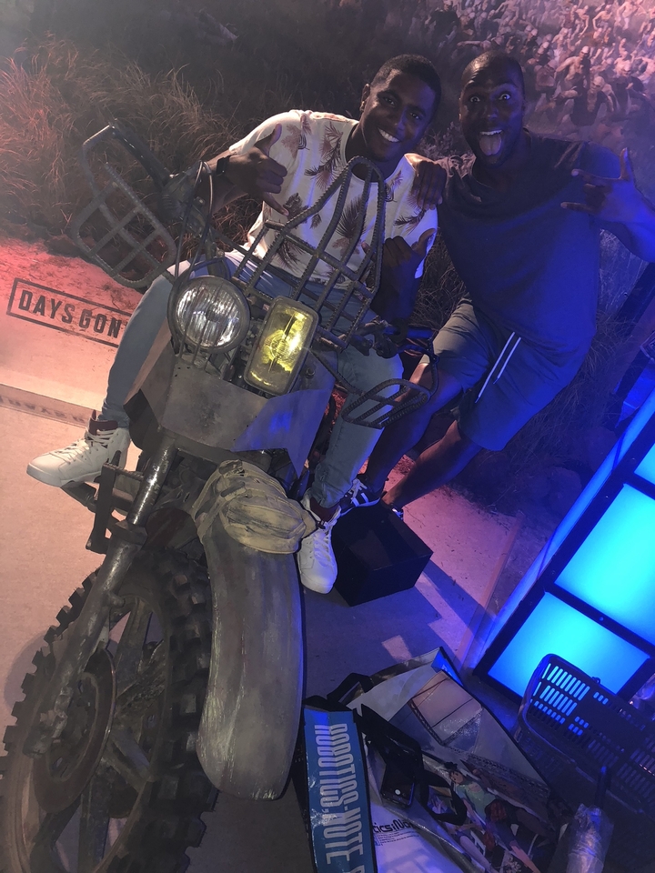 Personne sur une moto à l'intérieur avec un éclairage tamisé.