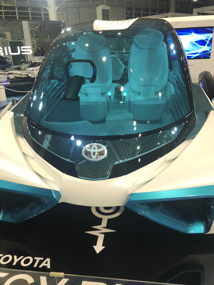 Gros plan d'un véhicule futuriste au design élégant.