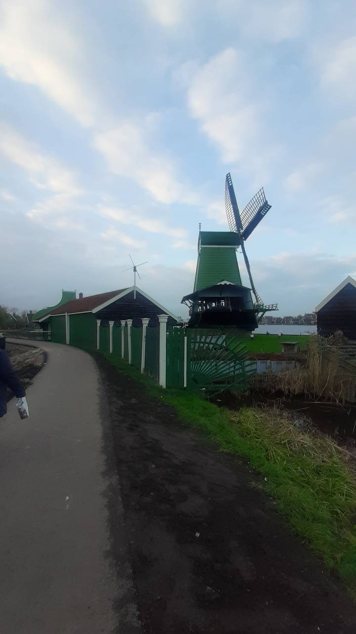 Moulin à vent et maisons hollandaises traditionnelles.