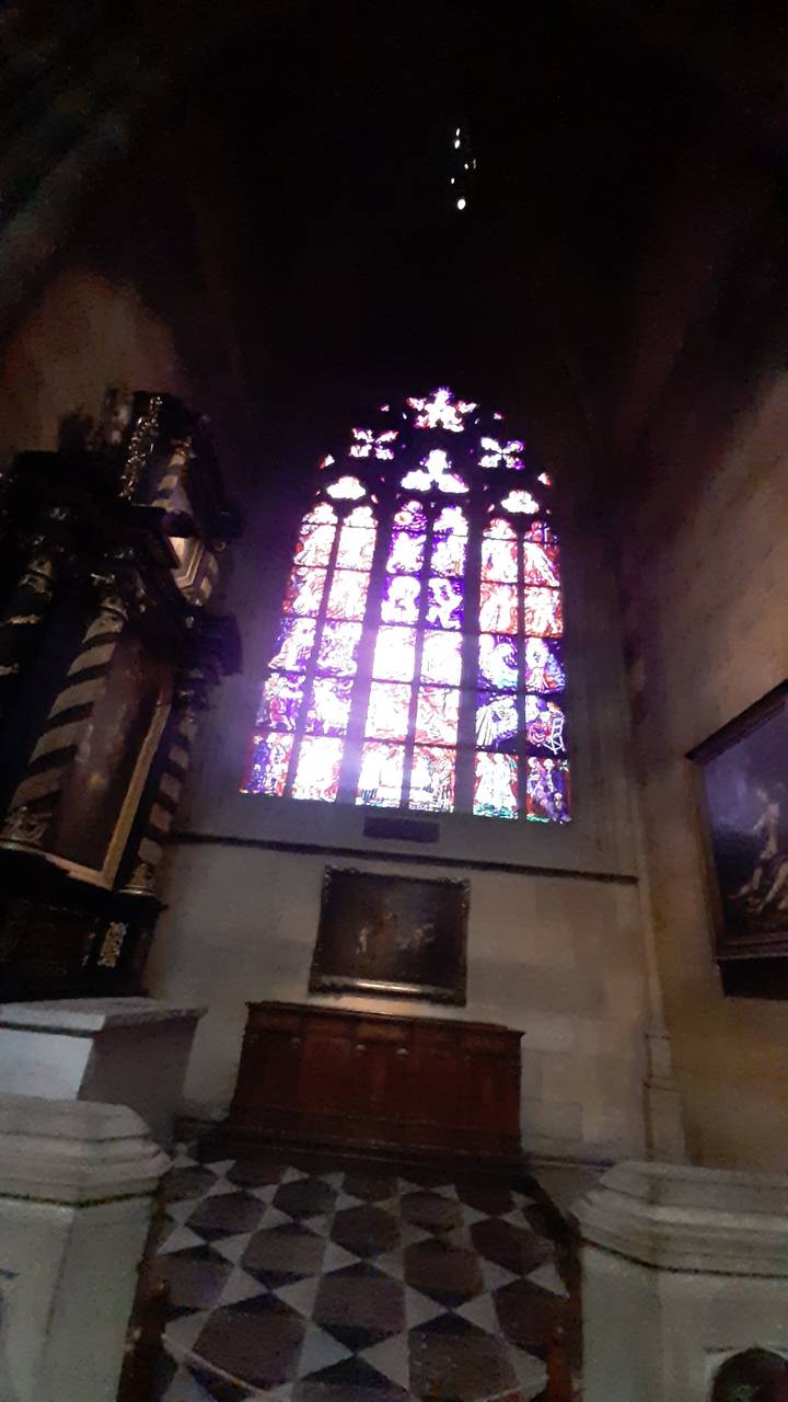Vitrail dans une église.