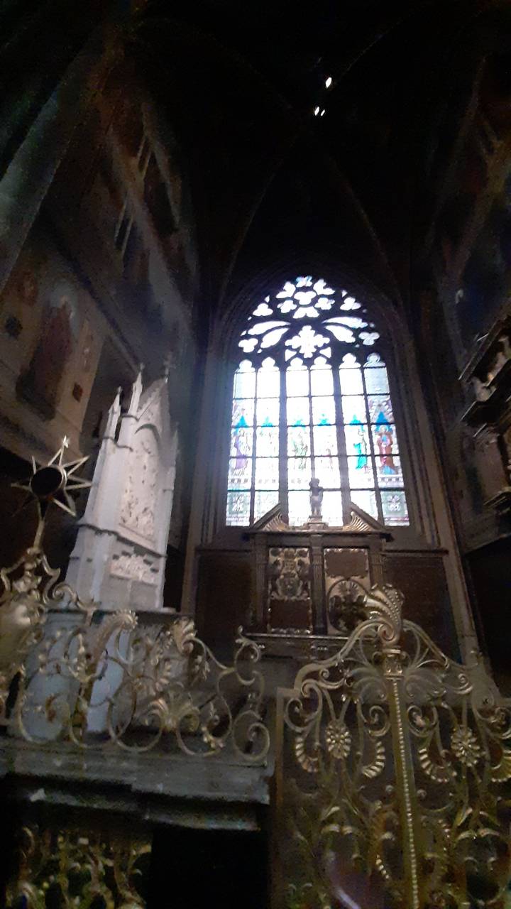 Intérieur d'une église avec un vitrail.