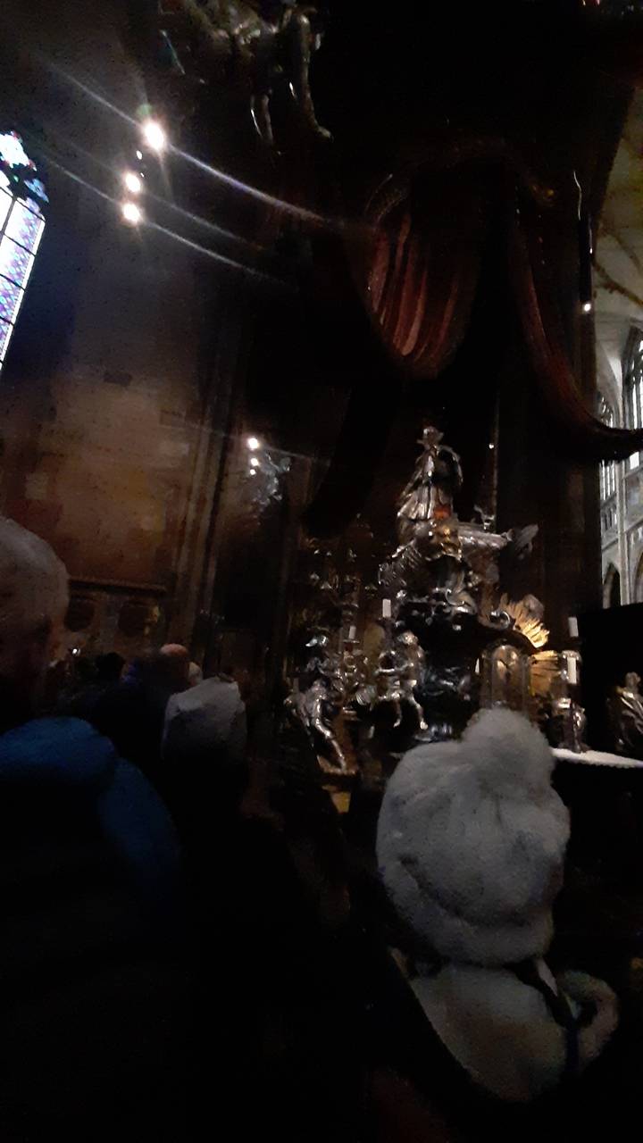 Espace intérieur faiblement éclairé avec des décorations ornées.