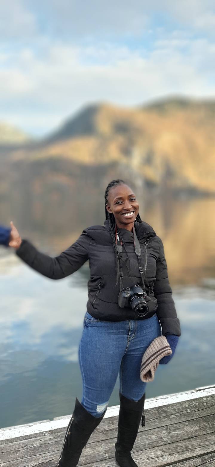 Personne sur une promenade en planches près de l'eau avec un appareil photo.