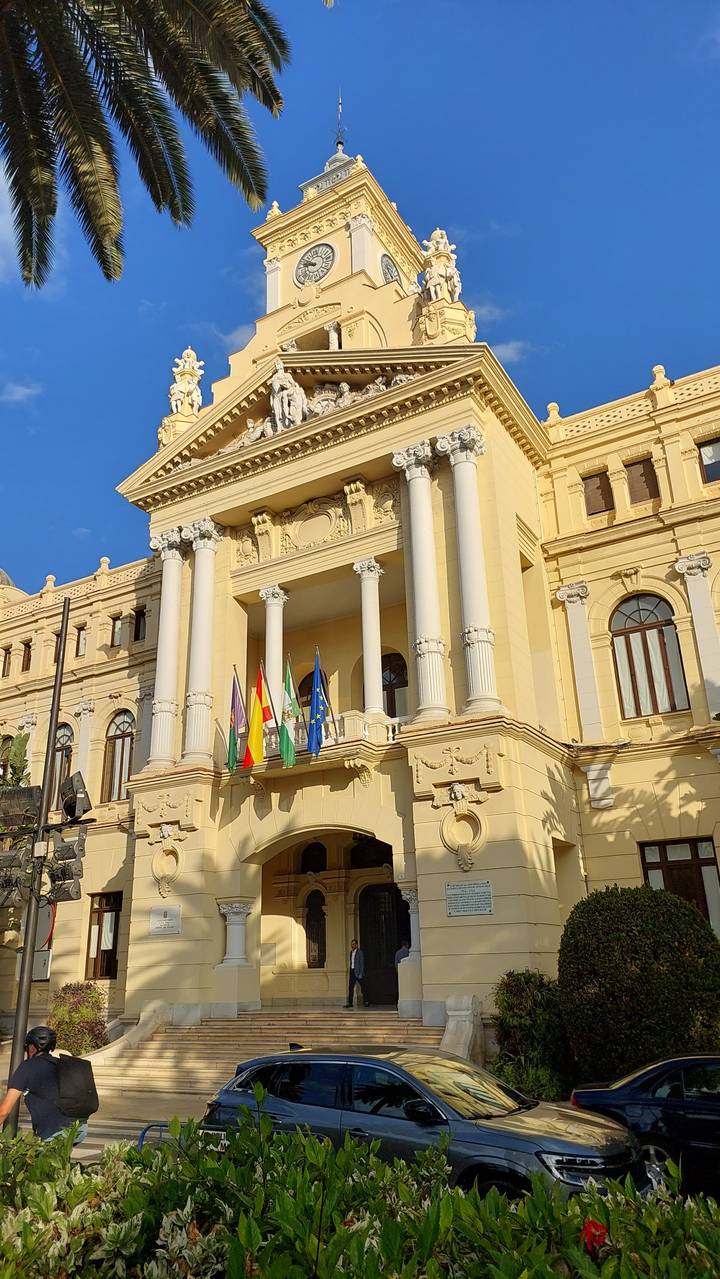 Un bâtiment néoclassique avec des drapeaux et des colonnes.