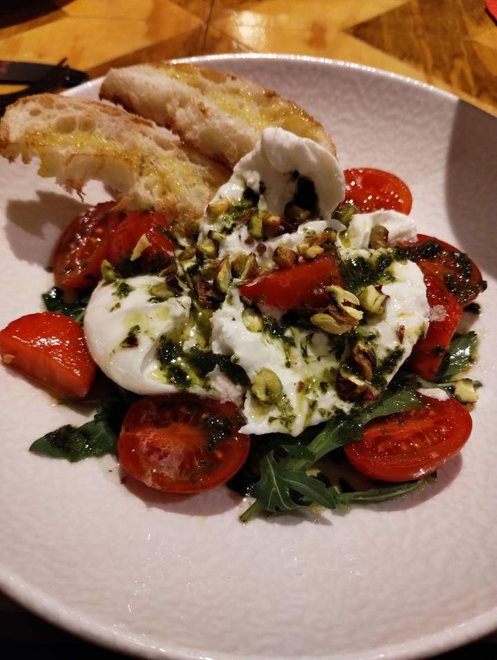 Salade fraîche à la mozzarella et aux tomates.