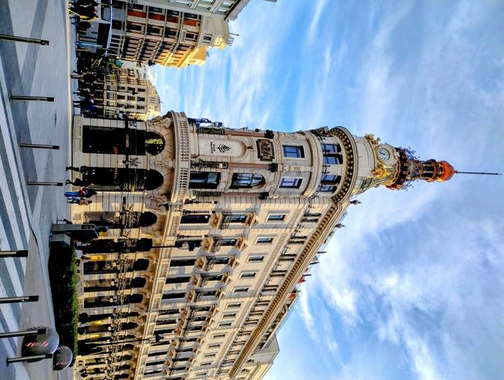 Rue avec des parapluies colorés suspendus au-dessus.