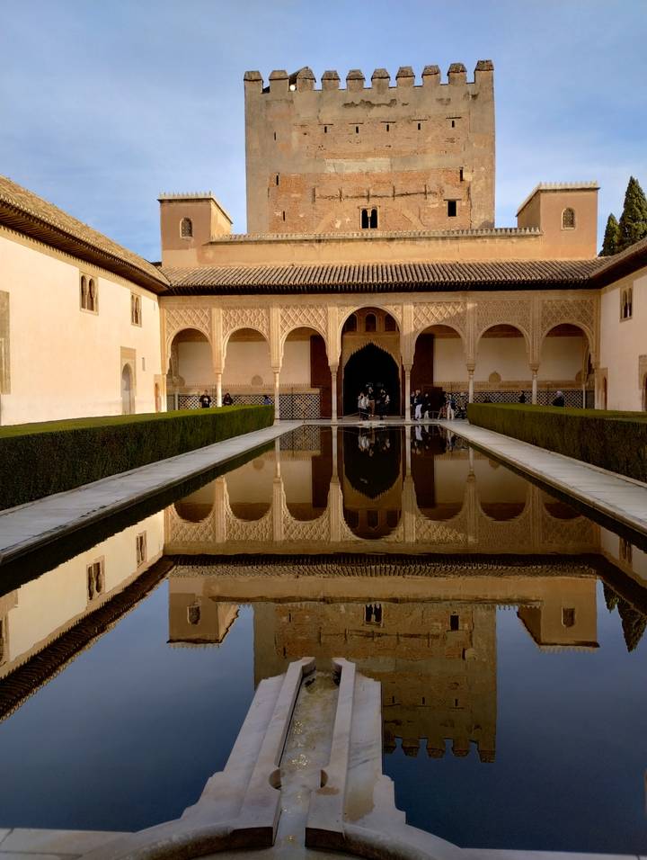 Bâtiment classique avec détails architecturaux.