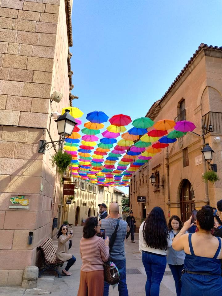Paysage urbain avec des bâtiments colorés et des parapluies.