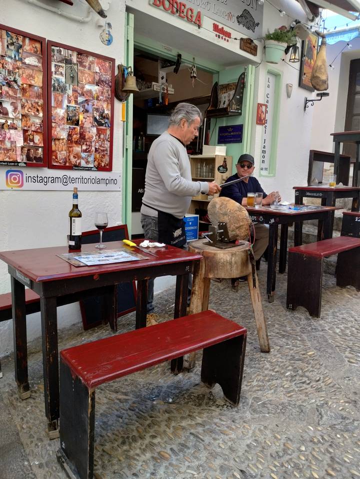 Des gens qui dînent dans un café en plein air.