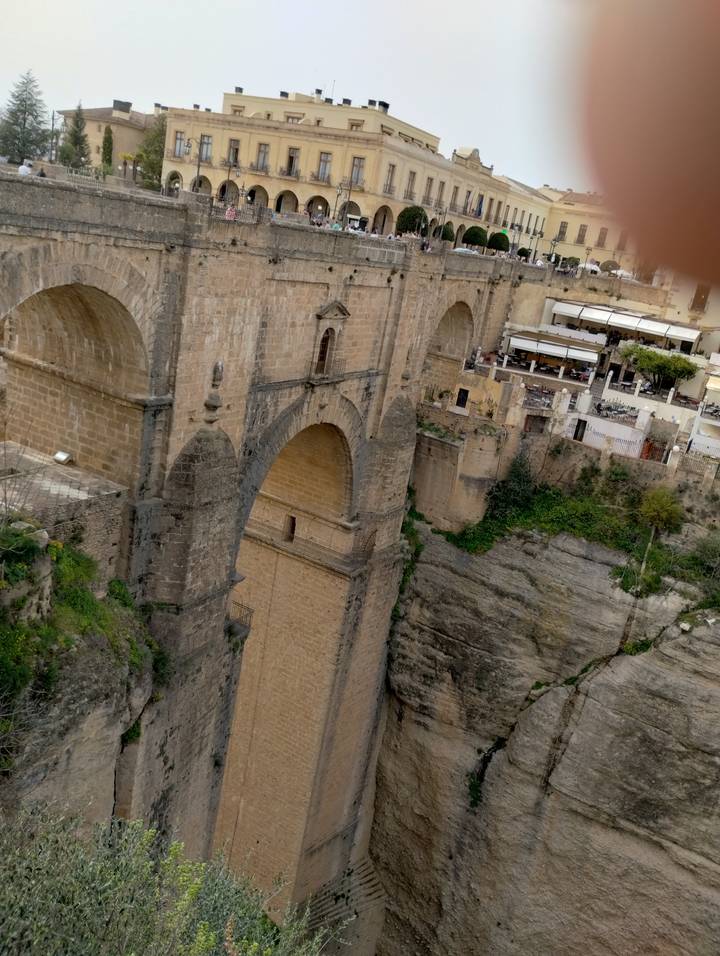 Pont de pierre historique enjambant une gorge.