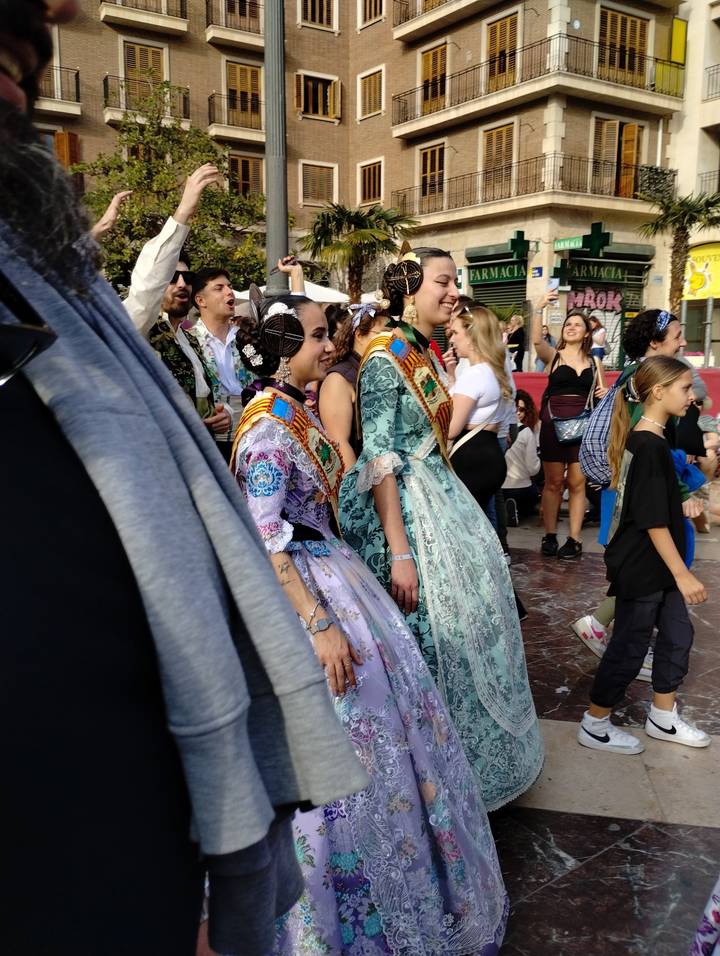 Des gens en costumes traditionnels pendant un festival ou un défilé.