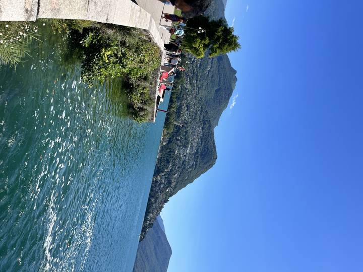 Vue sur le front de mer avec des montagnes et une ville.