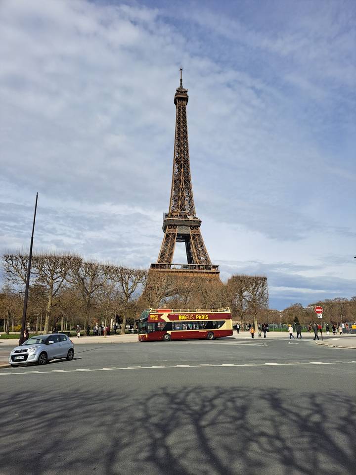 Tour Eiffel avec un bus touristique à Paris.