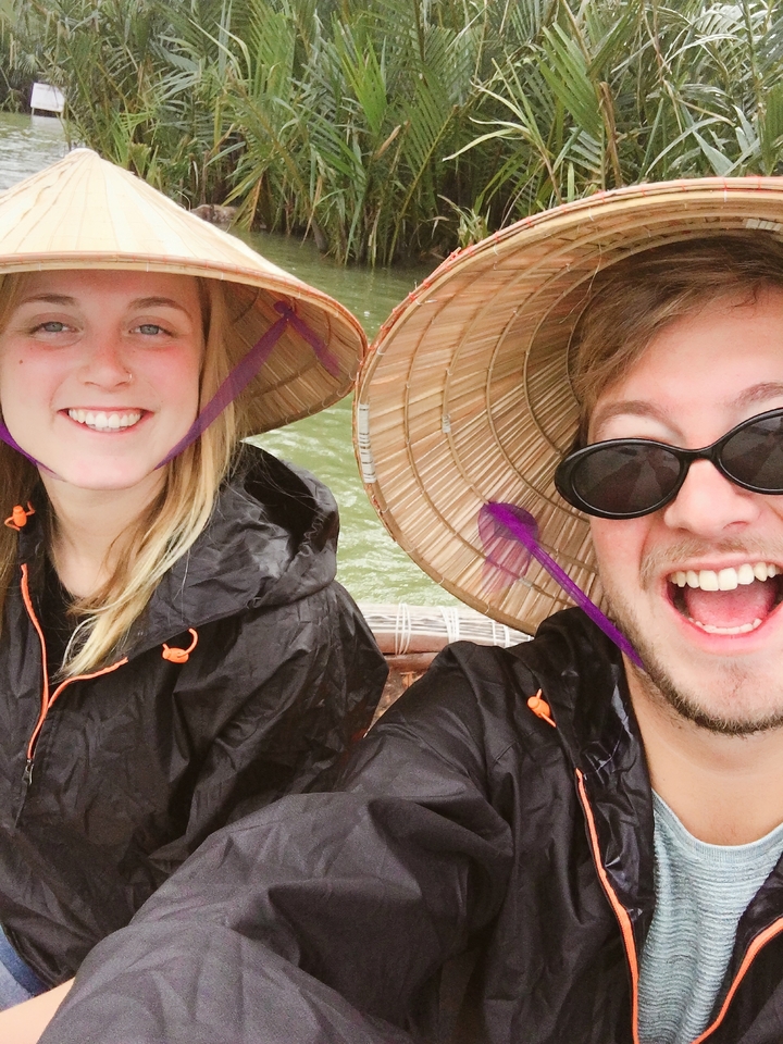 Deux personnes souriantes portant des chapeaux traditionnels.