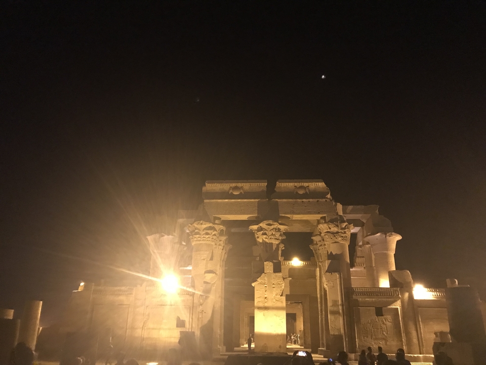 Un temple ancien éclairé la nuit.