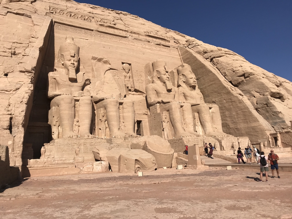 Des gens explorant les temples d'Abou Simbel.