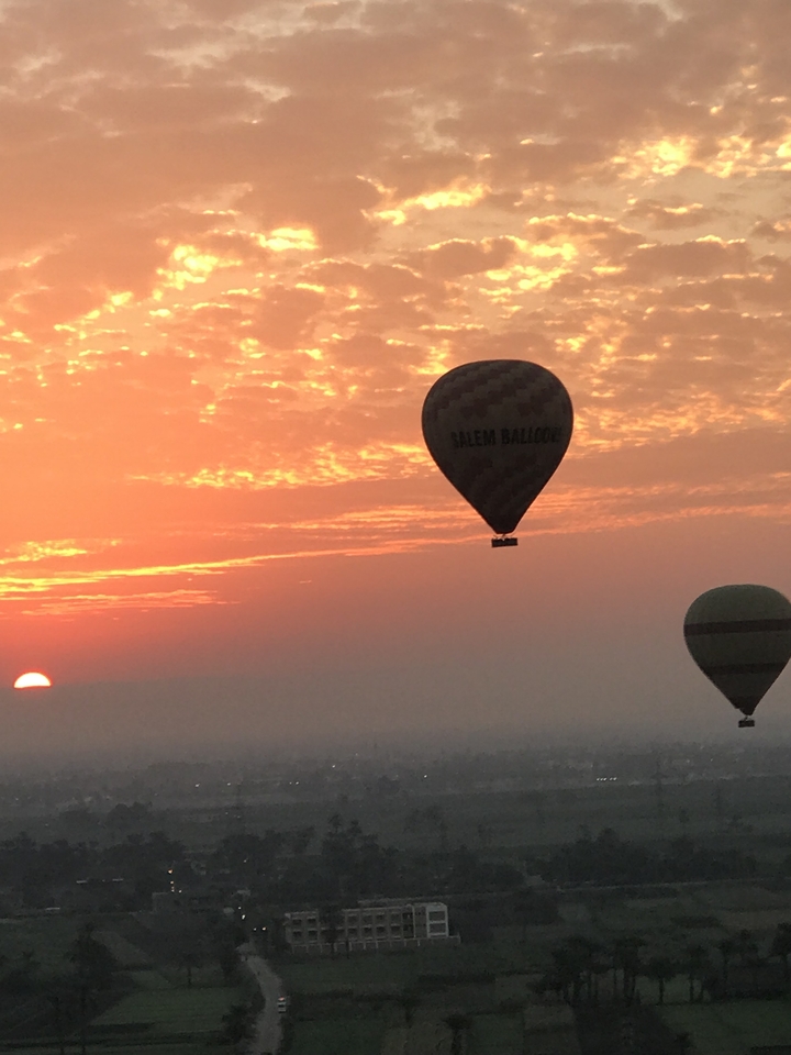 Montgolfières au lever du soleil.