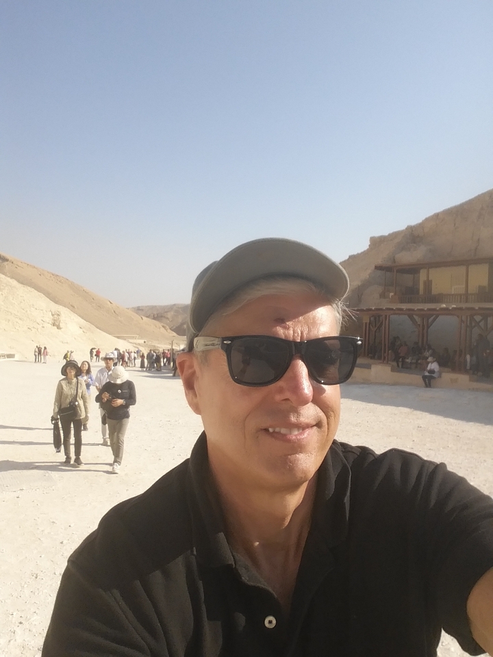 Une personne parmi les touristes sur un site historique.
