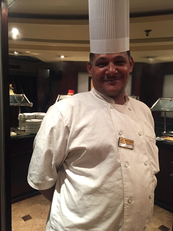 Chef dans une cuisine sur un bateau de croisière.