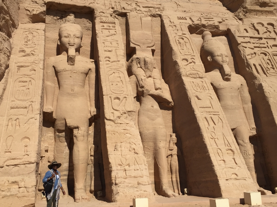 Touriste près des statues géantes d'Abou Simbel.