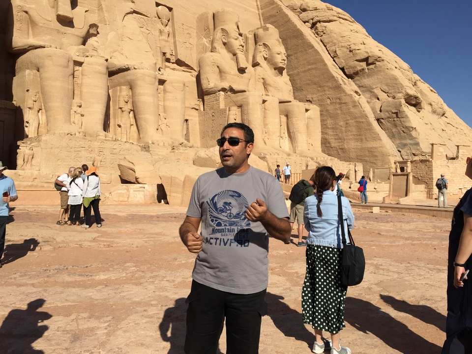 Un homme expliquant devant Abou Simbel.