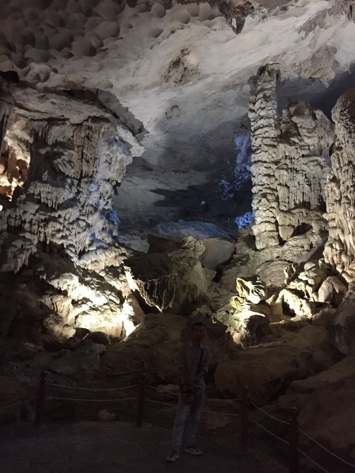 Intérieur d'une grotte avec des formations rocheuses illuminées.