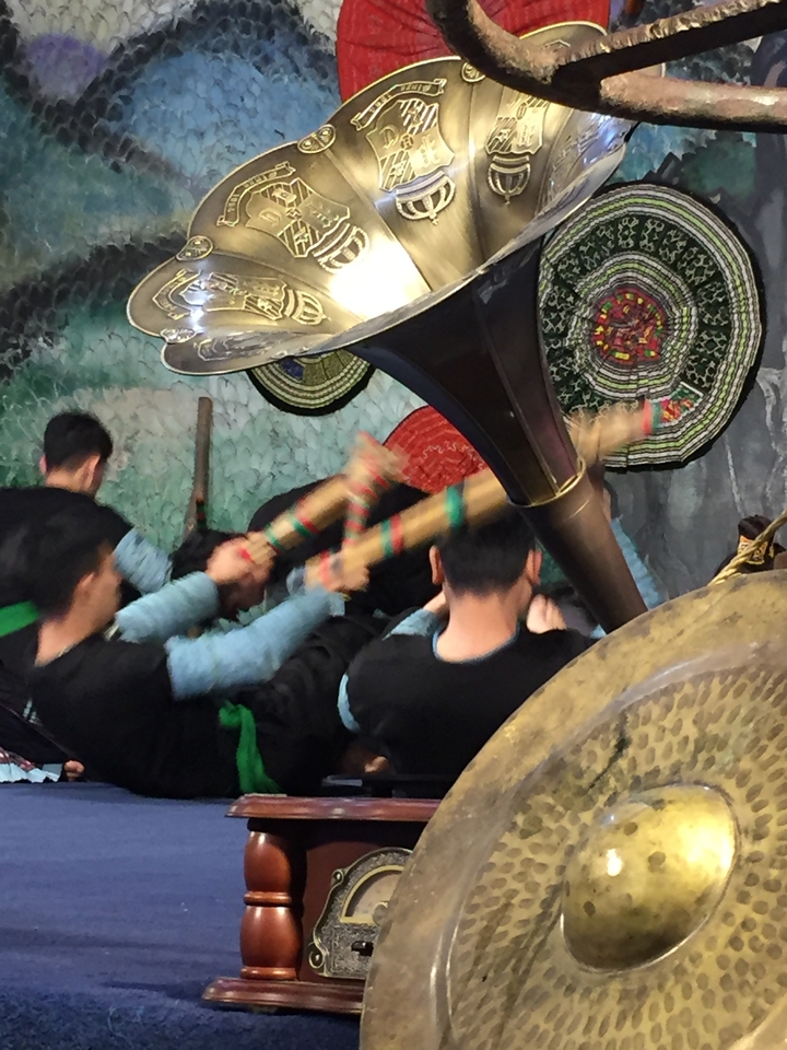 Des personnes engagées dans une performance de percussion traditionnelle.