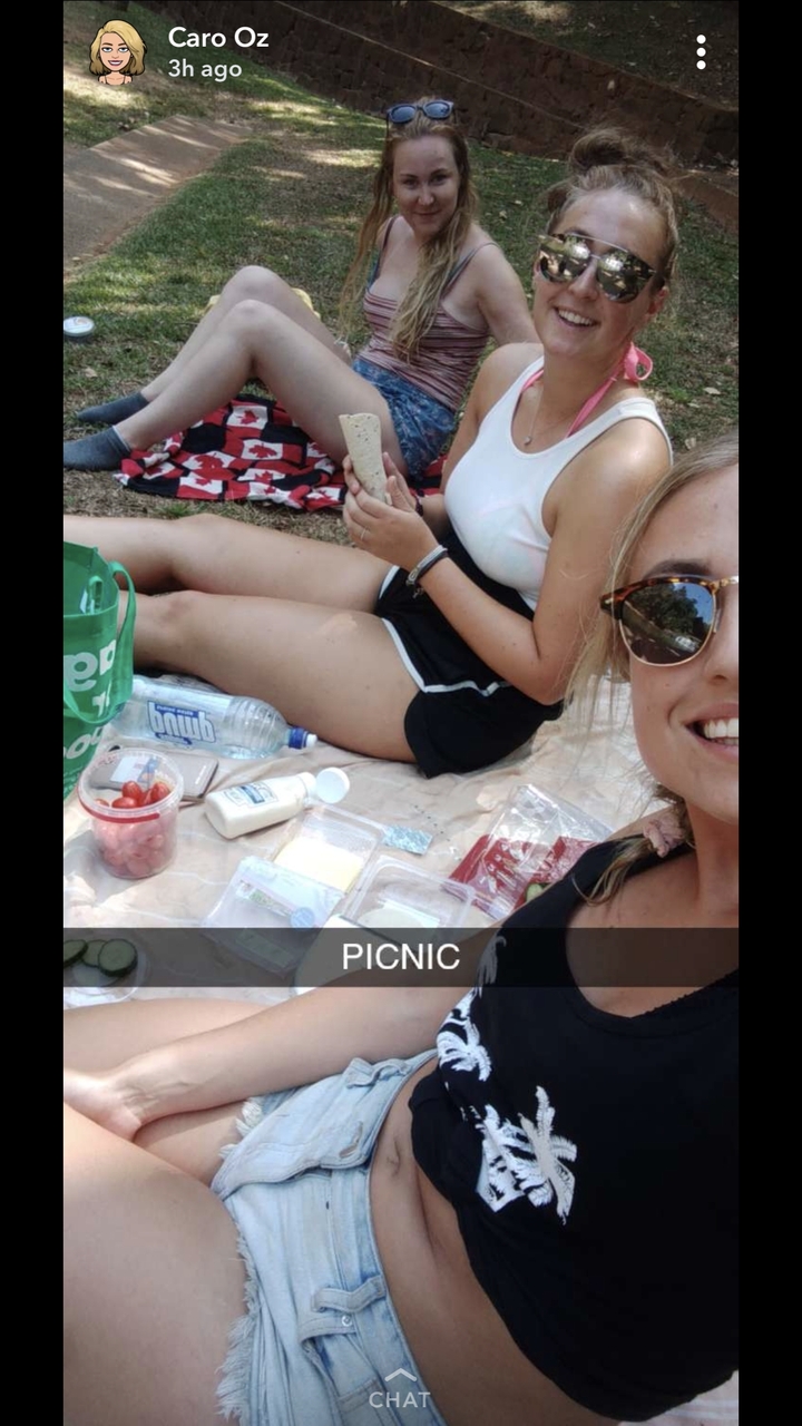 Scène de pique-nique avec deux personnes et des aliments sur une couverture.