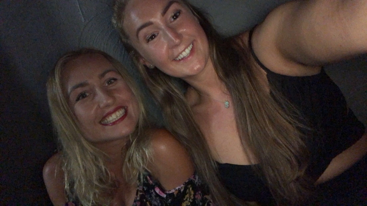 Deux personnes qui sourient pour un selfie.