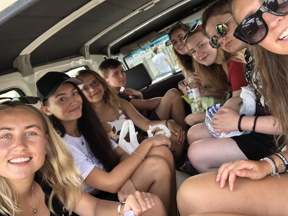 Groupe de personnes à l'intérieur d'un véhicule.