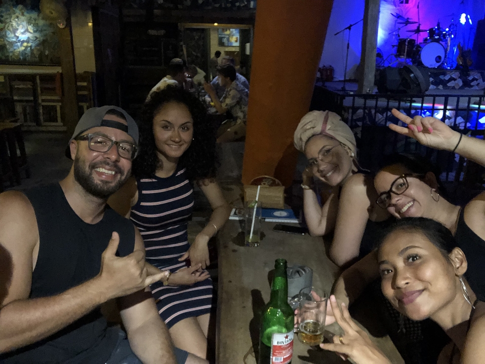 Des amis profitant d'une soirée dans un lieu animé.