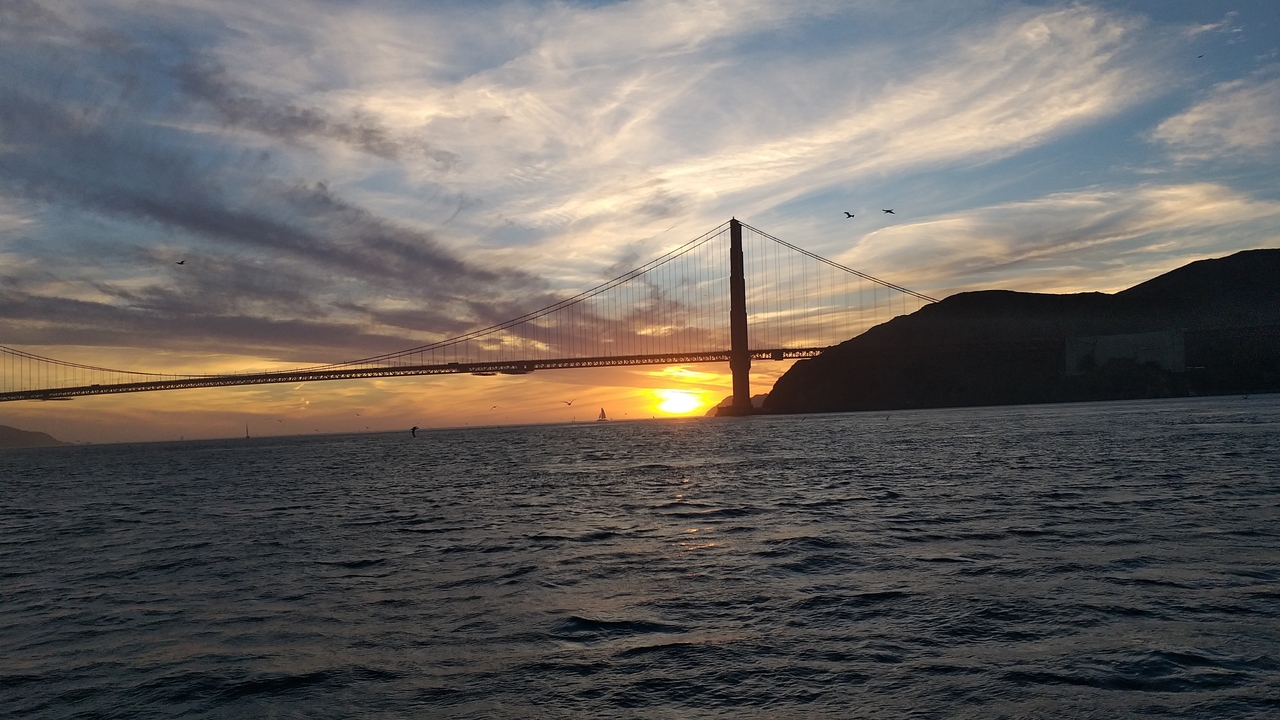 Une vue de coucher de soleil avec le Golden Gate Bridge.