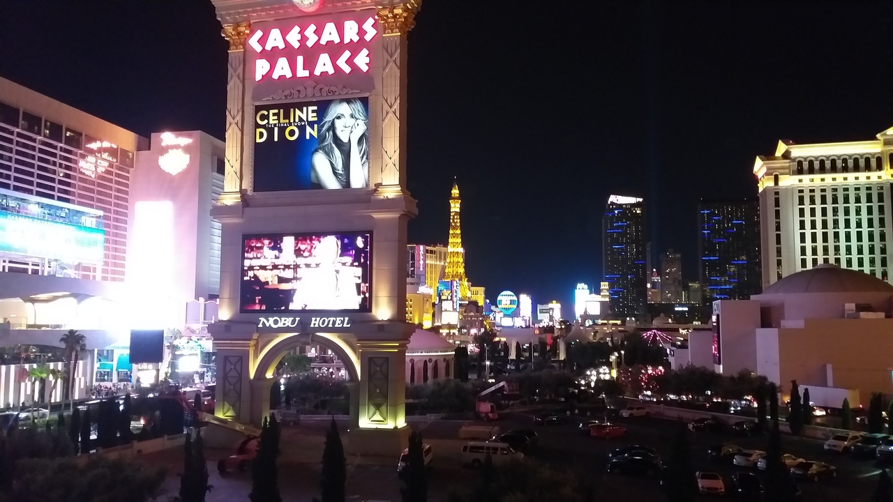 Vue nocturne du Las Vegas Strip avec ses enseignes illuminées.