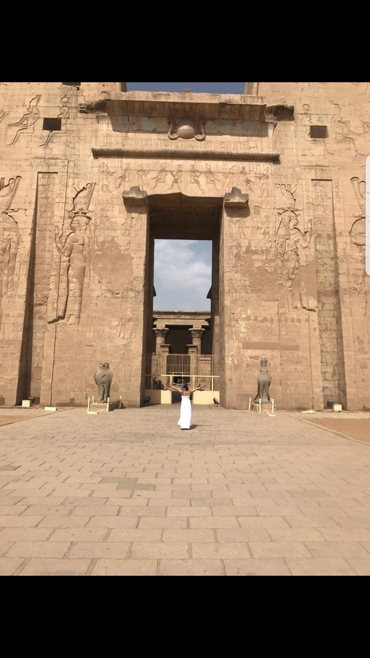Personne devant un temple antique en Égypte.