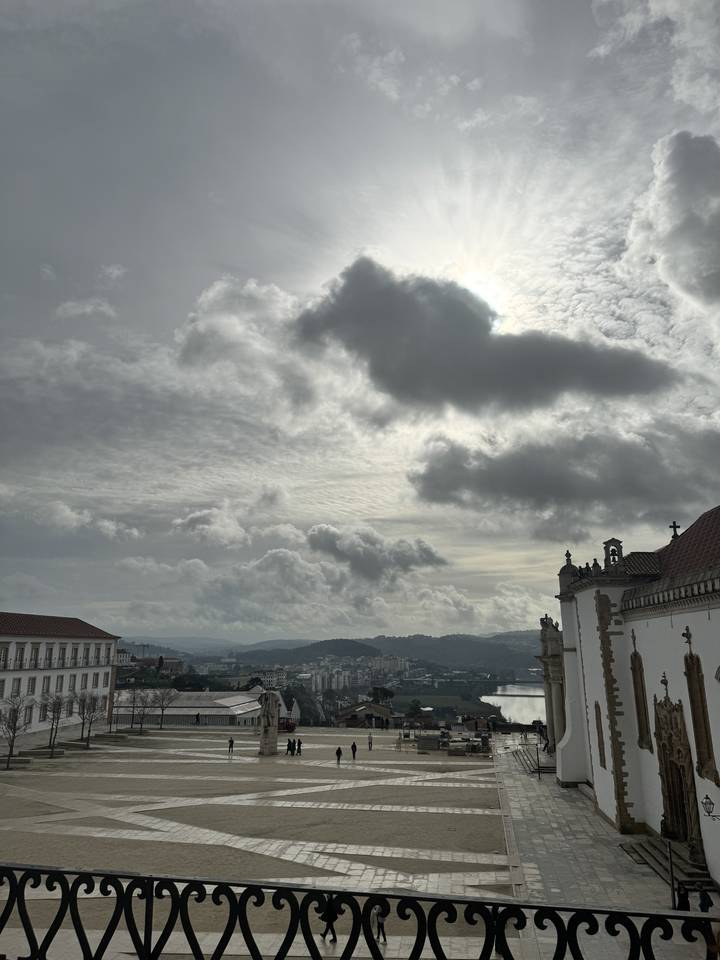 Vue panoramique depuis un point de vue élevé sur une ville.