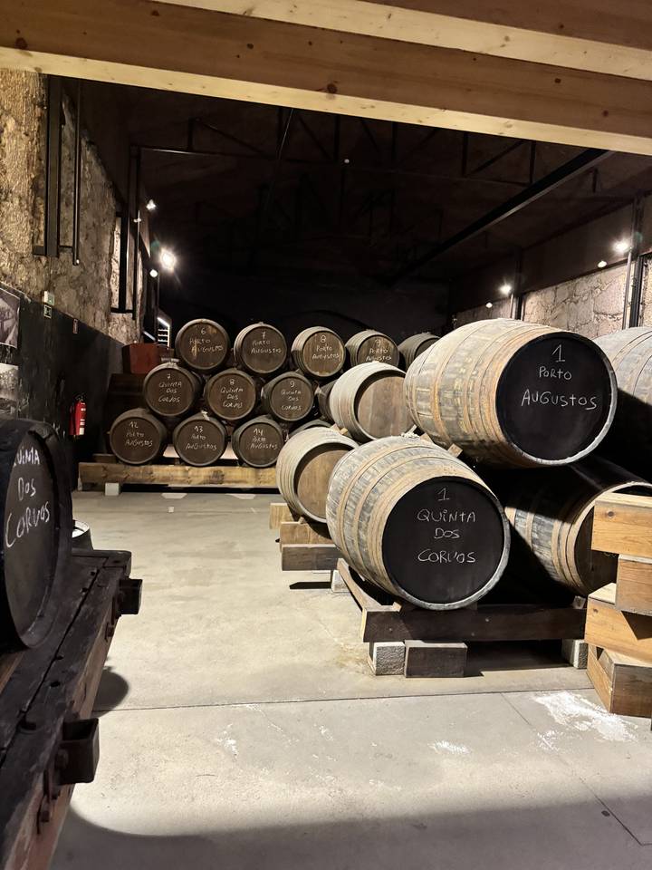 Des rangées de tonneaux dans une cave à vin.