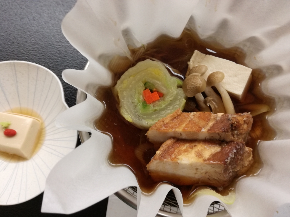 Fondue japonaise avec divers ingrédients comme le tofu et les champignons.