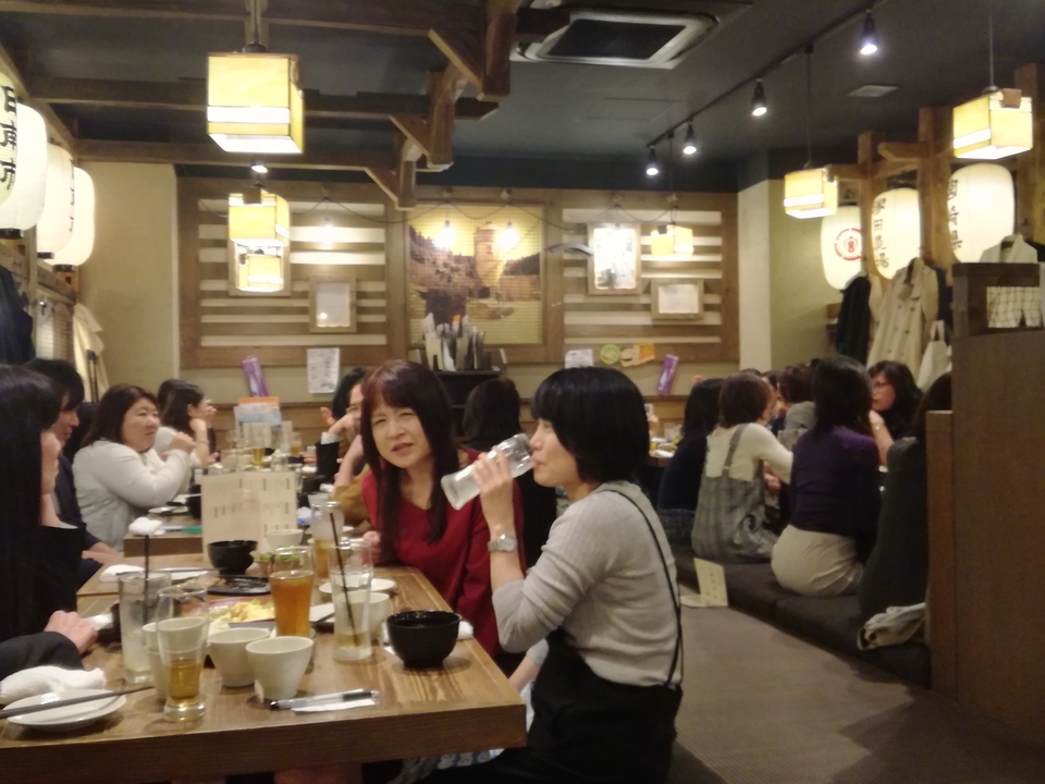 Des personnes qui dînent dans un restaurant japonais traditionnel.