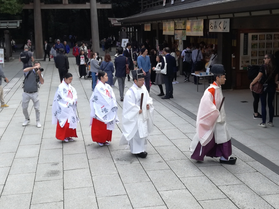 Procession traditionnelle japonaise avec des personnes en tenue de cérémonie.